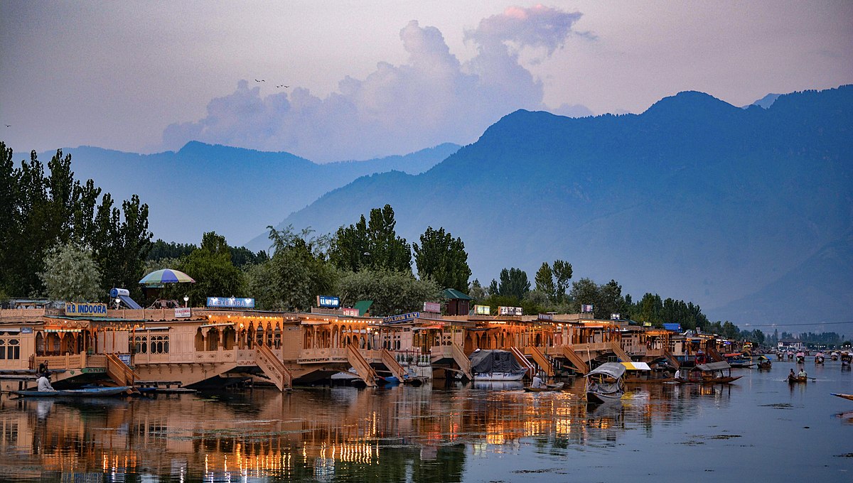 Romantic Kashmir Honeymoon Package – 5 Nights / 6 Days