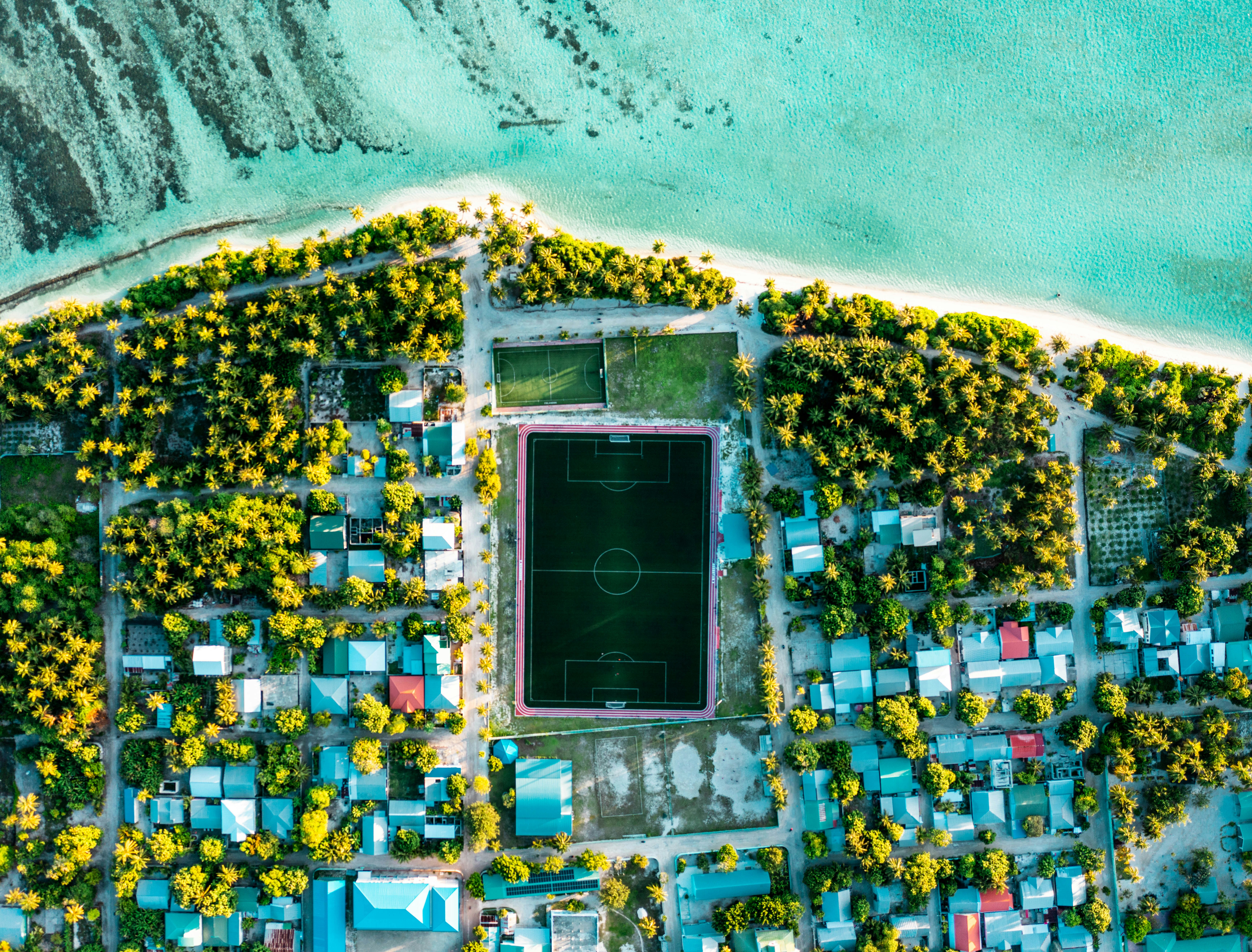 Maldives vs Bora Bora: Which Tropical Paradise Is Better?